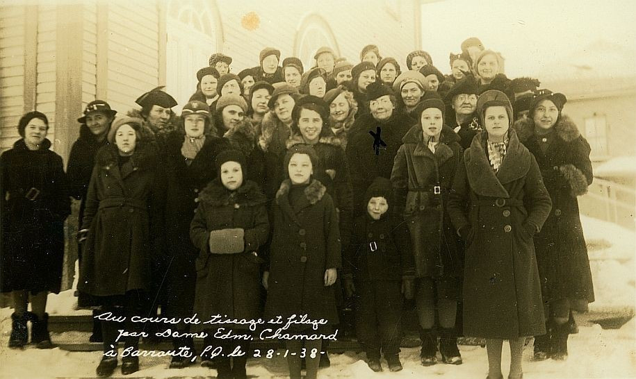 Émélie Chamard et ses élèves de Barraute en Abitibi, 28 janvier 1938. Source : Musée canadien de l'histoire 