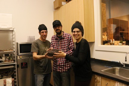 Suivant le concept de l’énergie, Jérémy Gamache, Charles Prince et Maude Lafleur déterminent que les saveurs de la barre seront un mélange de café et de piment.